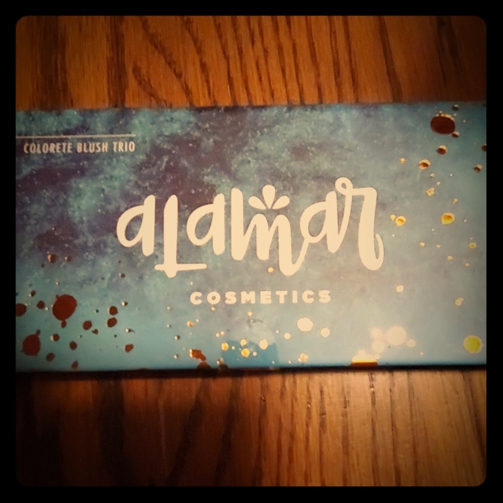 Alamar Cometics blush trio